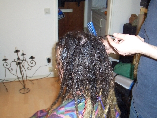 Die Dreadlocks werden abgeschnitten, Bild 1