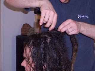 Die Dreadlocks werden abgeschnitten, Bild 2