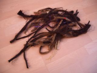Alle abgeschnittenen Dreadlocks liegen am Boden